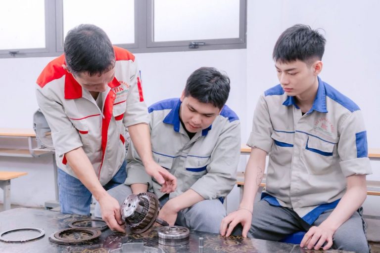Giảng viên hướng dẫn sinh viên thực hành kỹ năng đo kiểm, tháo lắp