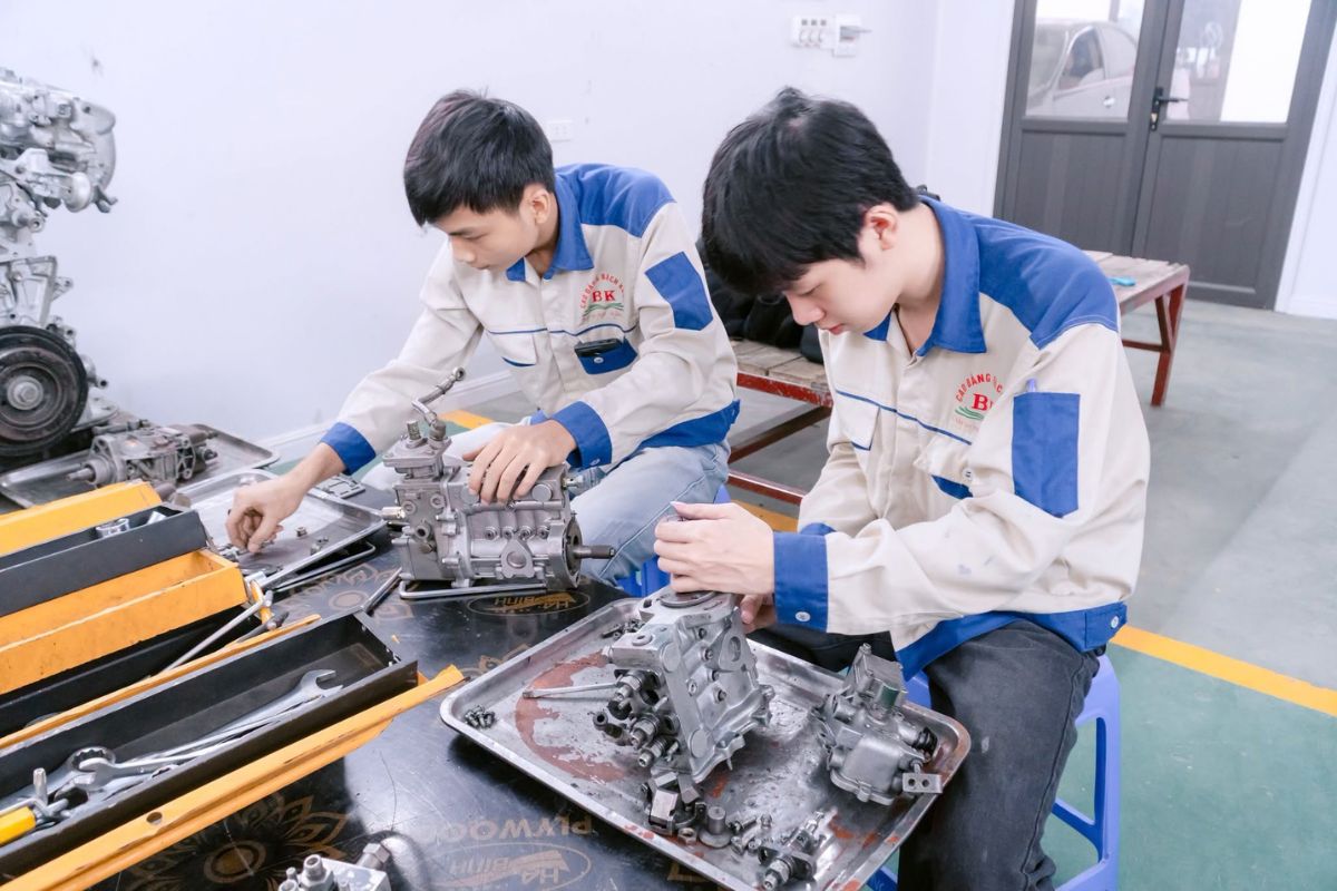 Sinh viên ngành Công nghệ ô tô thực hành trên hộp số tự động