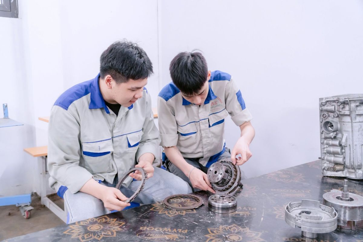Sinh viên ngành Công nghệ ô tô thực hành kiểm tra các đĩa thép
