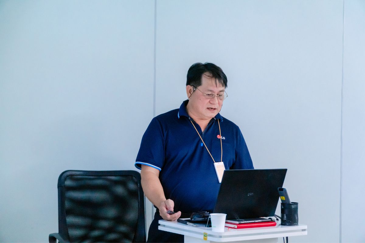 Ông Nguyễn Cát Cương - Trưởng phòng kỹ thuật Trung tâm Đào tạo LG Academy giới thiệu các sản phẩm mới tại chương trình