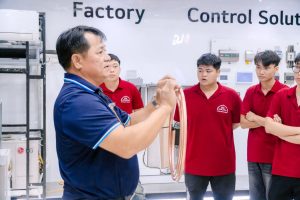 Chuyên gia tại doanh nghiệp tận tình giới thiệu các chi tiết trong các loại thiết bị tại LG Academy