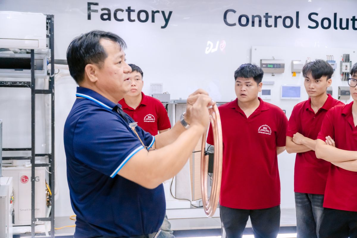 Chuyên gia tại doanh nghiệp tận tình giới thiệu các chi tiết trong các loại thiết bị tại LG Academy