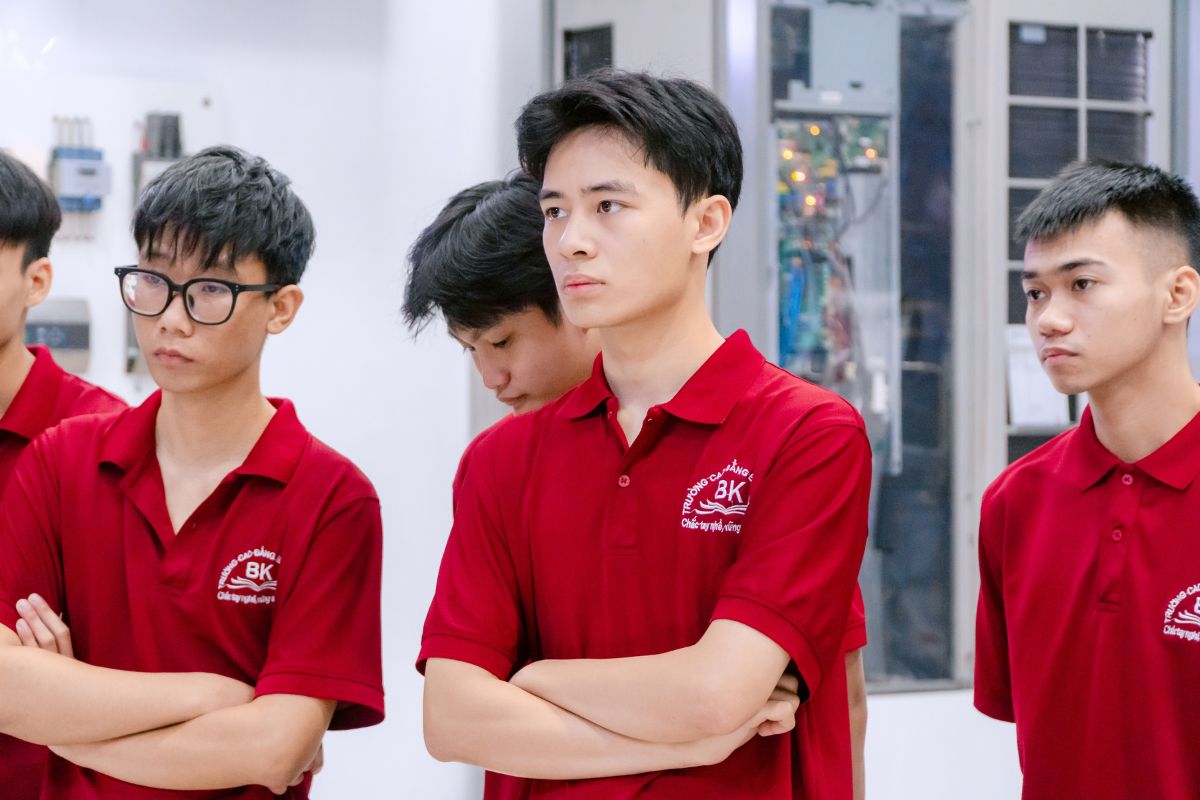 Sinh viên lắng nghe các hướng dẫn và chia sẻ từ chuyên gia