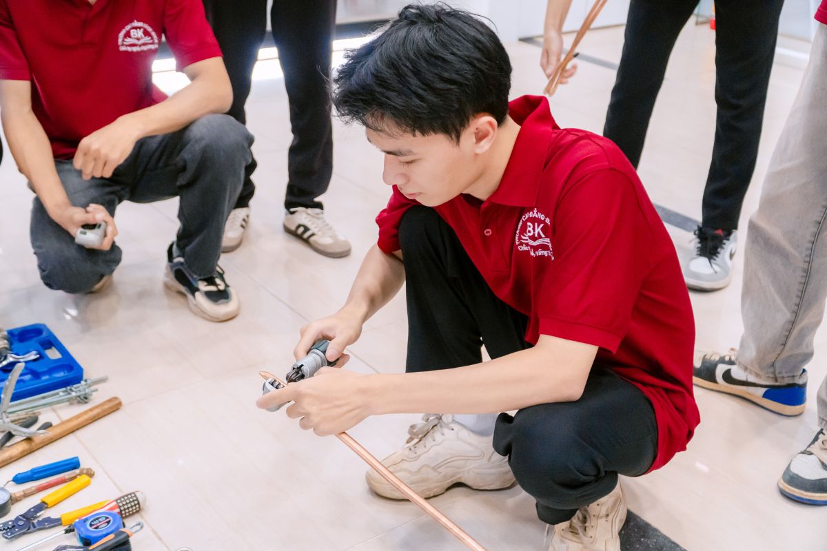 Sinh viên Trường Cao đẳng Bách Khoa thực hiện thao tác dưới sự hướng dẫn của chuyên gia đến từ doanh 