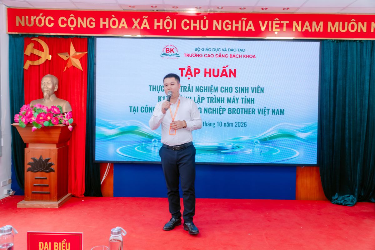 Thầy Trần Văn Trung - Trưởng phòng hỗ trợ doanh nghiệp và khởi nghiệp phát biểu mở đầu chương trình