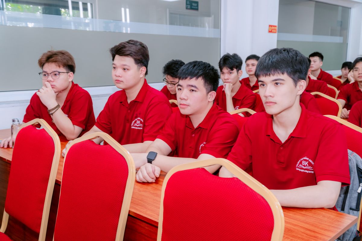 Sinh viên lắng nghe chia sẻ của giảng viên cùng đại diện doanh nghiệp