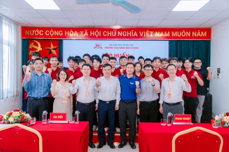 Đại diện nhà trường, doanh nghiệp và sinh viên chụp ảnh kỷ niệm