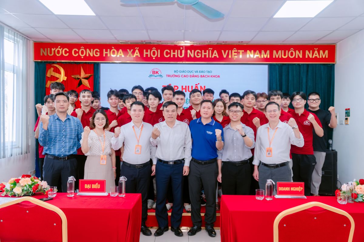 Đại diện nhà trường, doanh nghiệp và sinh viên chụp ảnh kỷ niệm