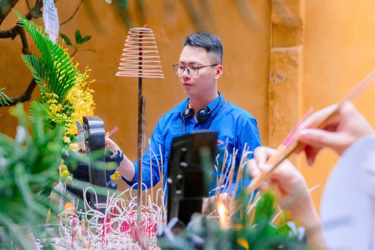 Đồng chí Nguyễn Quang Huy – Bí thư Đoàn trường thắp hương tại khu tưởng niệm