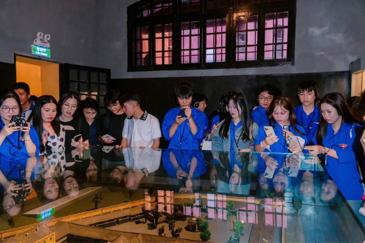 Các đoàn viên quan sát, tham quan khu vực trưng bày sơ đồ nhà tù 