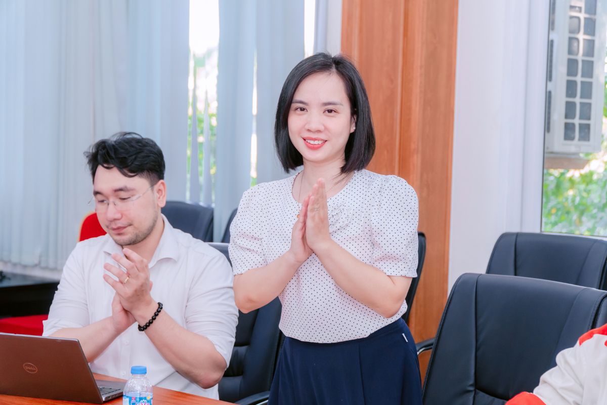 Thạc sĩ Nguyễn Phương Mai - Phó trưởng phòng Hợp tác quốc tế phát biểu động viên các bạn sinh viên tại buổi Lễ xuất cảnh