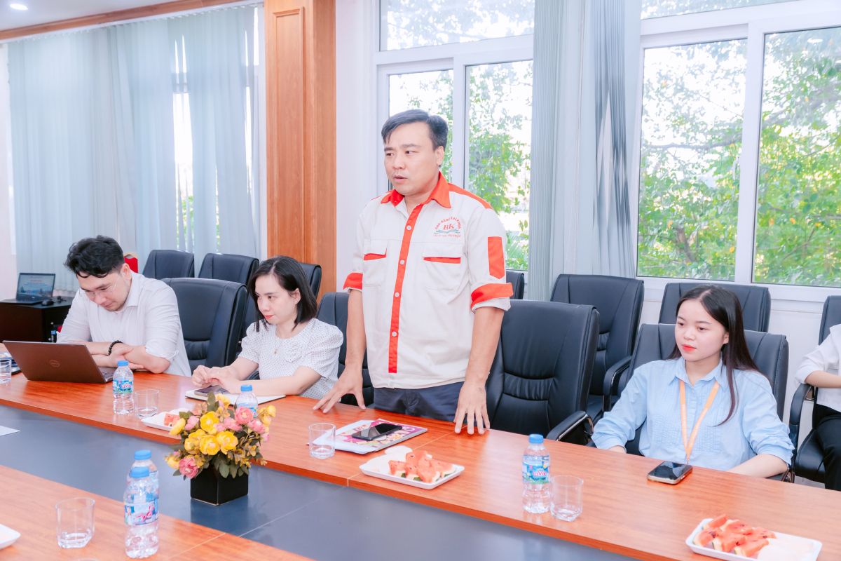 Thầy Vũ Trường Thi - Giảng viên Khoa Công nghệ Ô tô dặn dò sinh viên tại buổi lễ