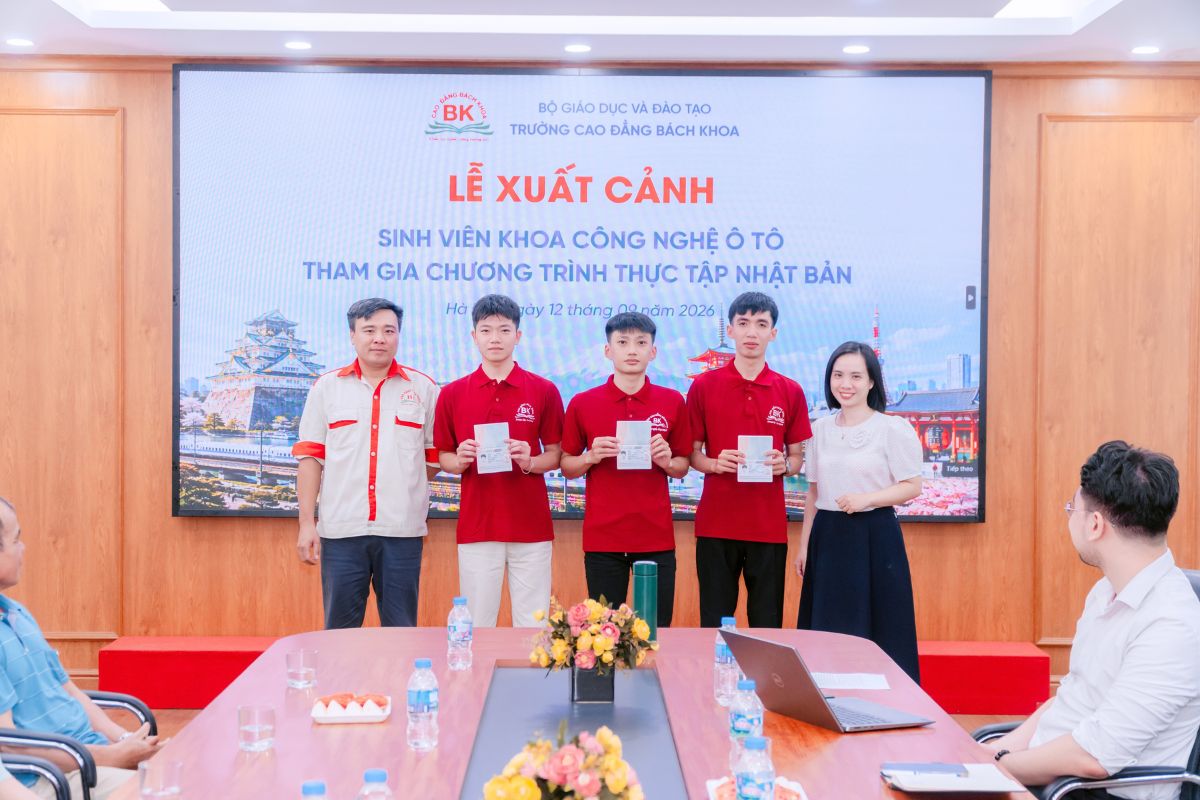 Các bạn sinh viên nhận visa và giấy tờ từ thầy cô