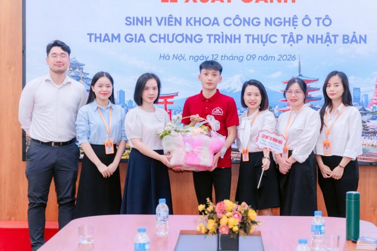 Đại diện sinh viên tặng hoa kỷ niệm nhà trường