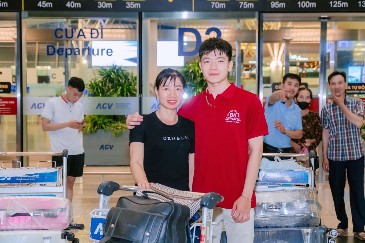 Gia đình đồng hành cùng sinh viên tại sân bay trước giờ khởi hành