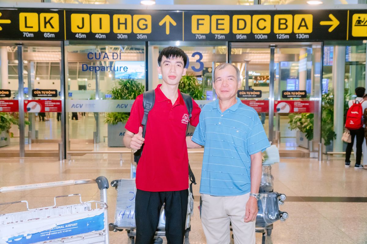 Sinh viên chụp ảnh kỷ niệm cùng người thân 