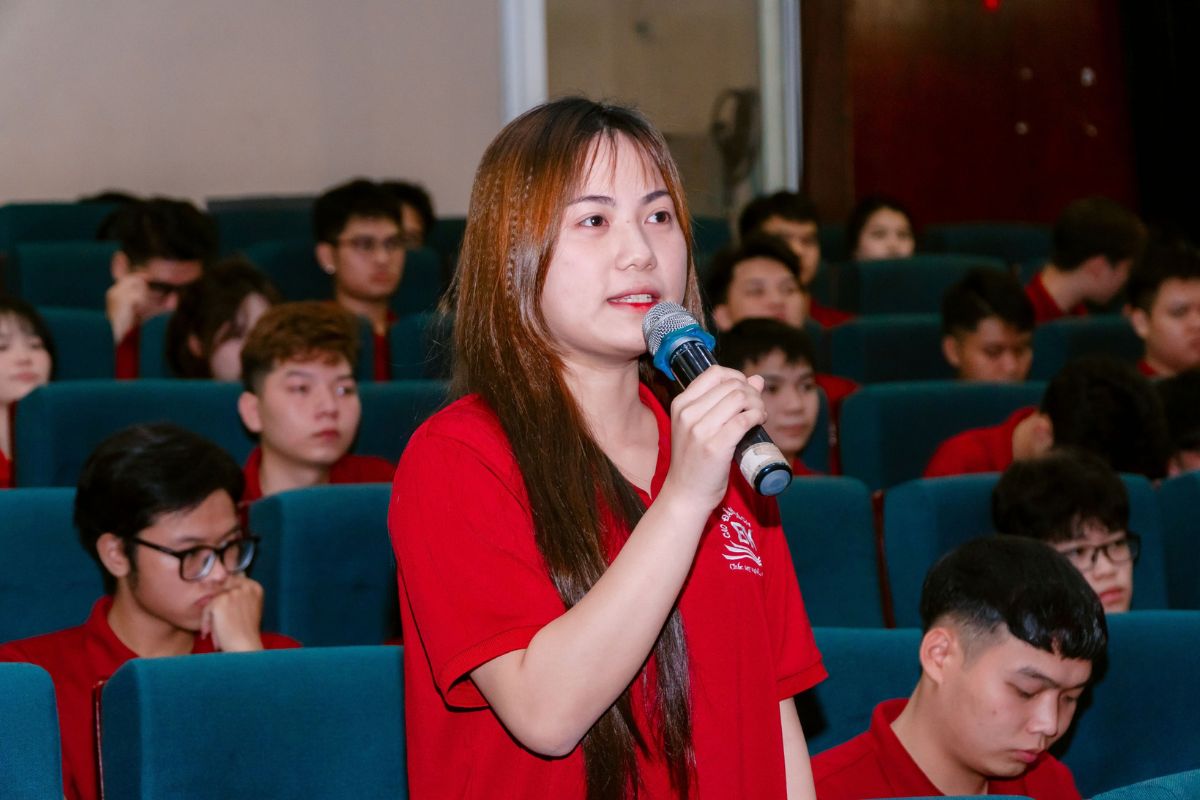Đại diện các lớp trao đổi các vấn đề khó khăn trong quá trình điều hành