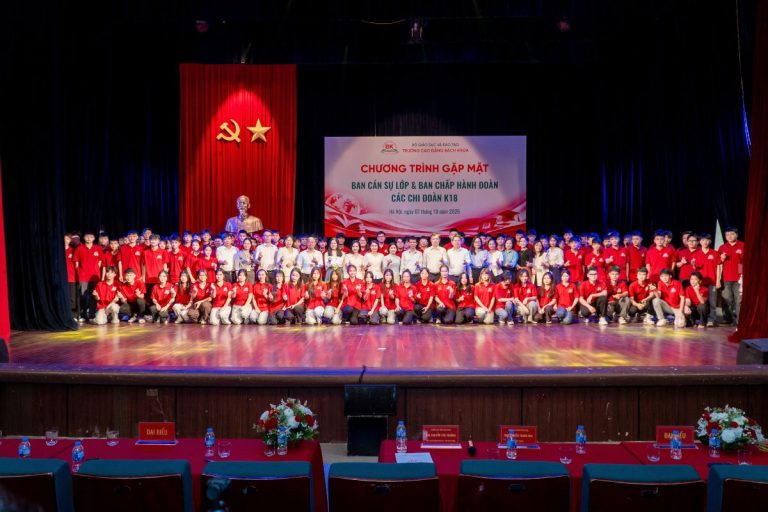 Đại diện Ban lãnh đạo, giảng viên cùng các sinh viên Ban cán sự, Ban chấp hành chi đoàn K18 chụp ảnh kỷ niệm 