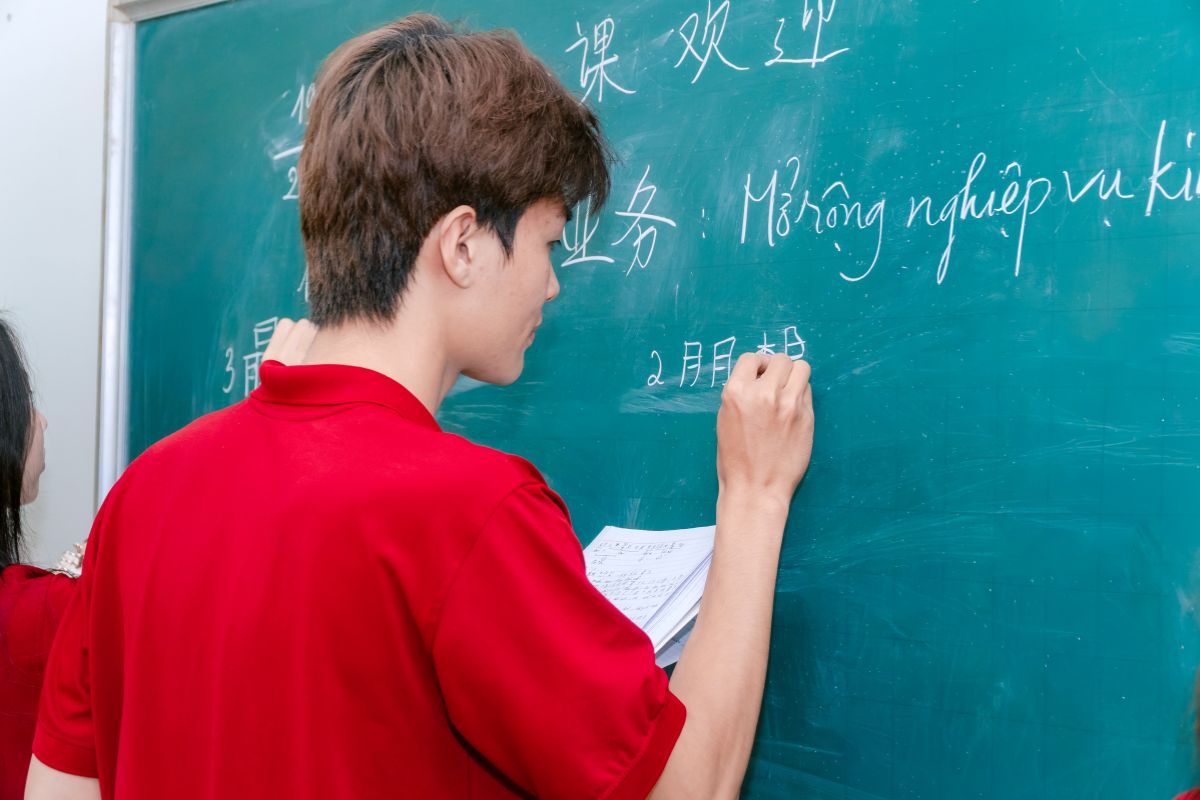 Sinh viên ngành tiếng Trung thực hành làm bài tập 