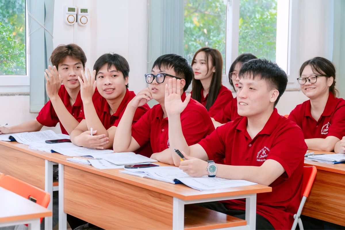 Không khí sôi nổi của lớp học thực hành phiên dịch tiếng Trung