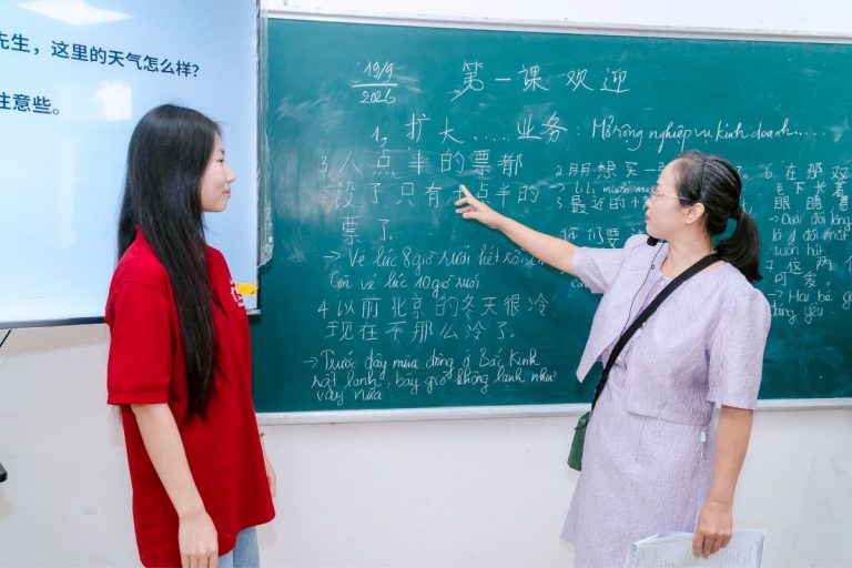 Giảng viên ngành tiếng Trung tận tâm chữa bài cho các bạn sinh viên