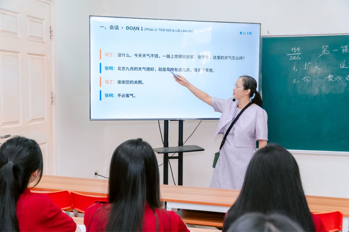 Cô hướng dẫn phát âm cho sinh viên